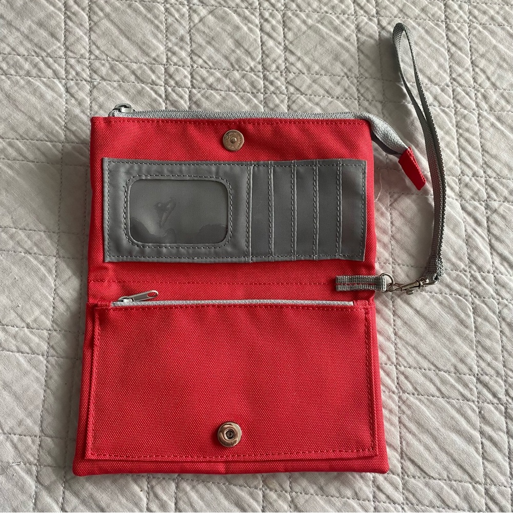 KAVU Clutch-n-Go Purse Strawberry Wrist Wallet - Picture 3 of 6
